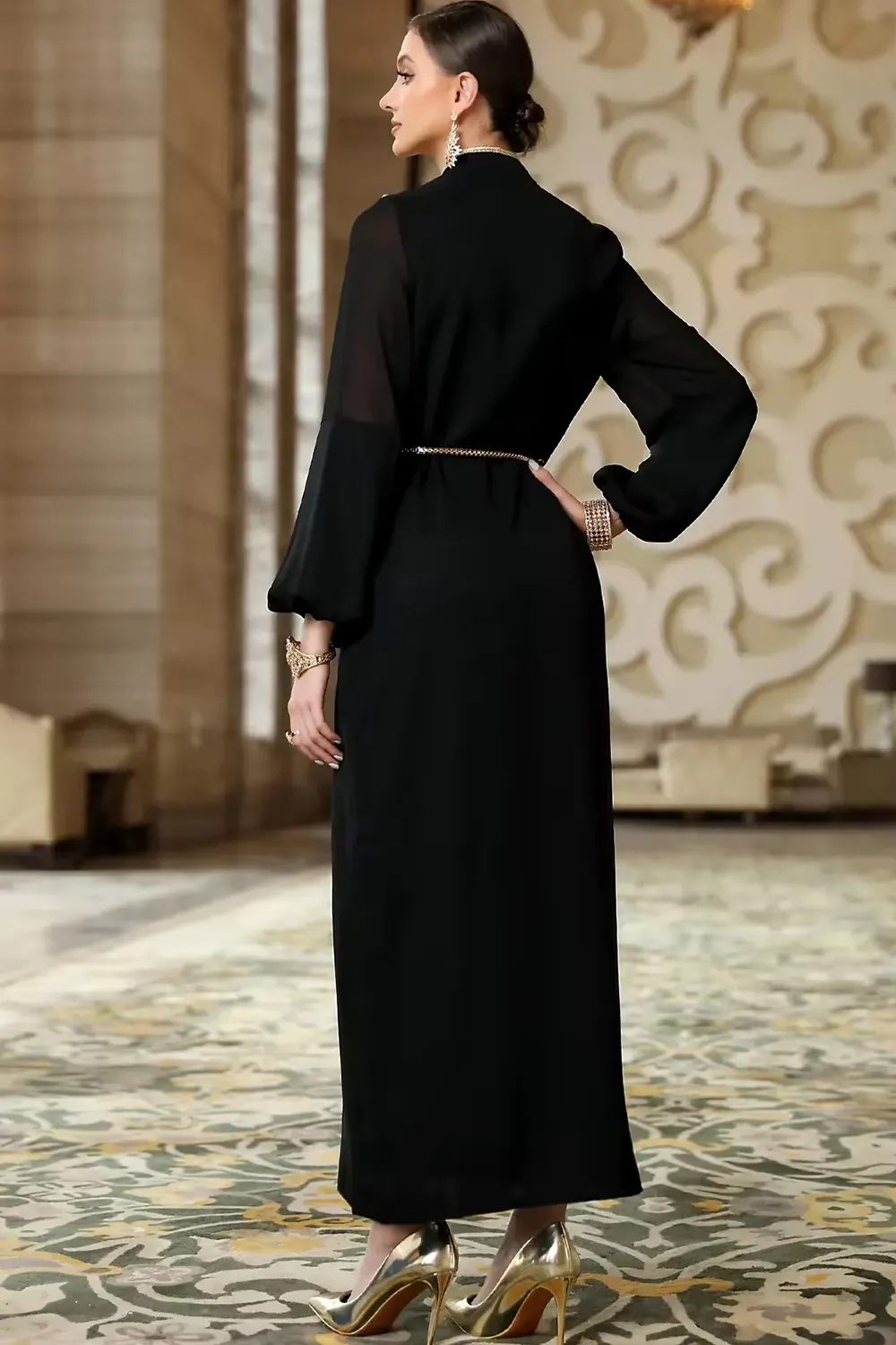 جلابية ملكي بتطريز بيج على الاكتاف