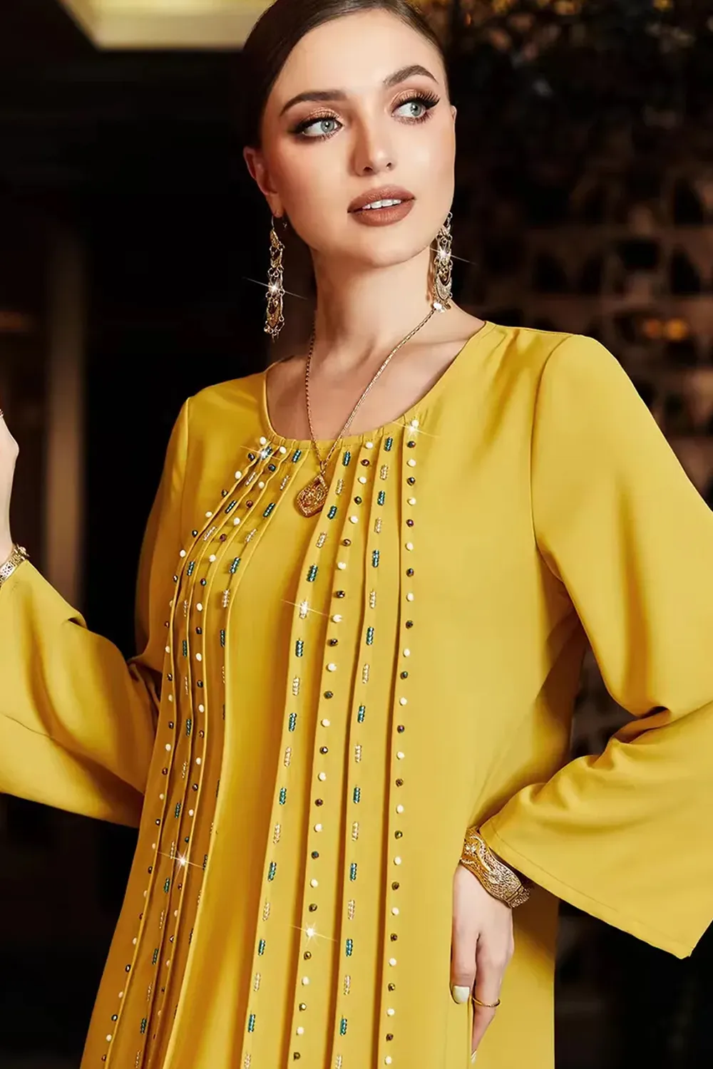 جلابية بكسرات وأكمام طويلة واسعة
