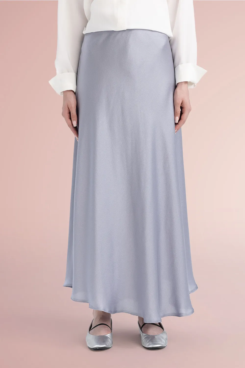 تنورة طويلة واسعة