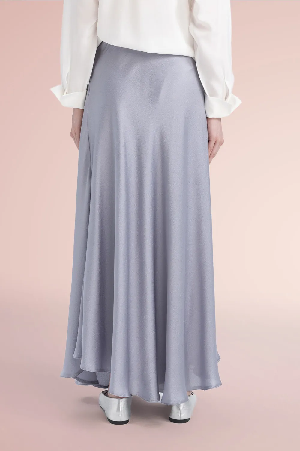 تنورة طويلة واسعة