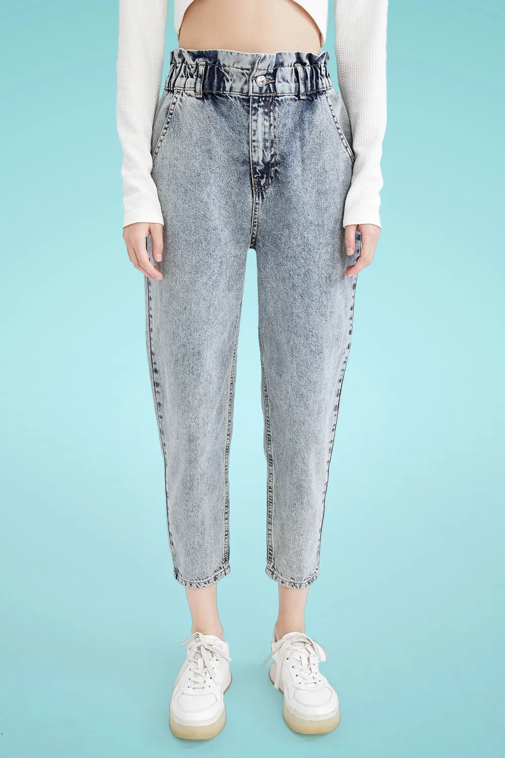 جينز أزرق بخصر مطاطي عالي كروب