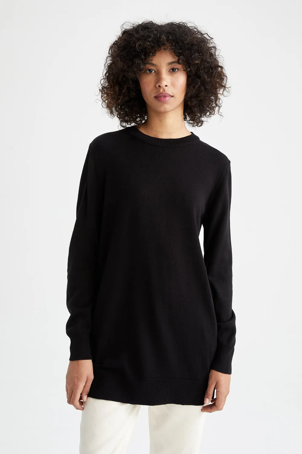 بلوفر بياقة مدورة بفتحات جانبية بالأسفل