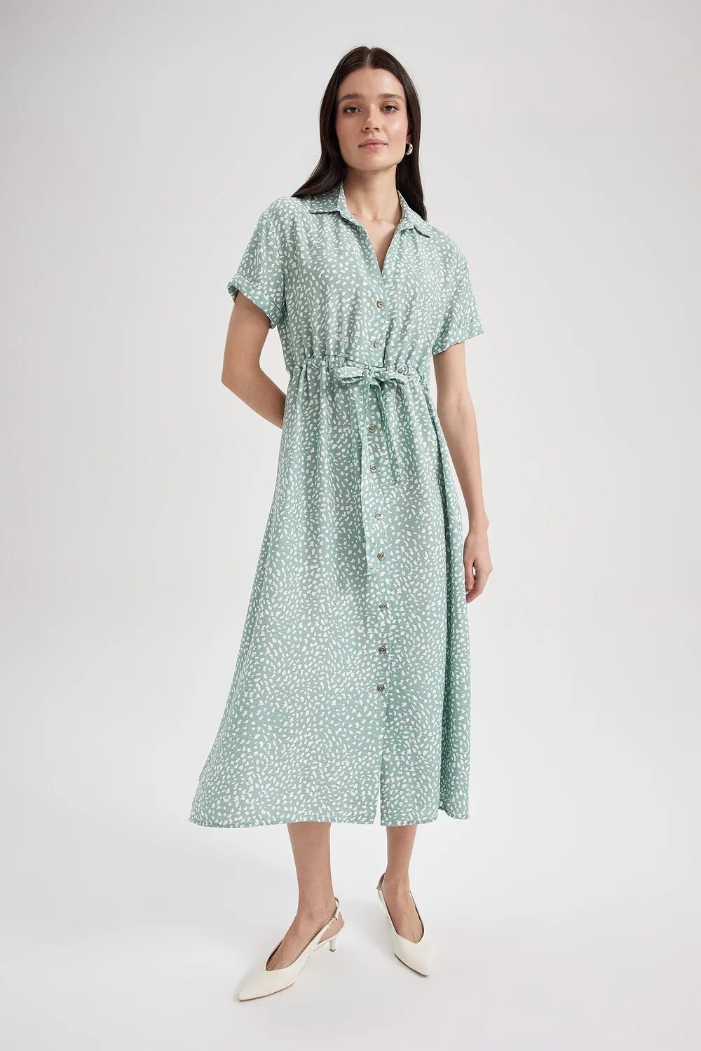 فستان طويل بازرار امامية منقط بالابيض