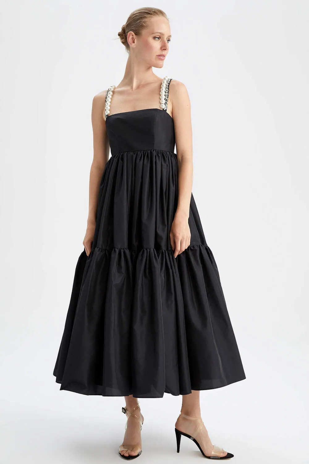 فستان طويل كلاسيكي باكتاف مكشوفة