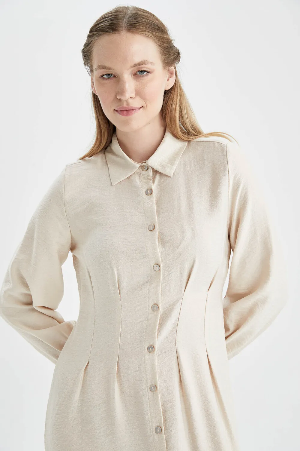 فستان طويل بياقة قميص و أزرار بالوسط
