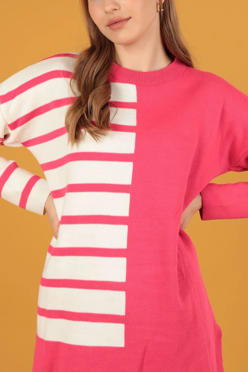 طقم محبوك من قطعتين بأكمام طويلة مخطط بلأبيض