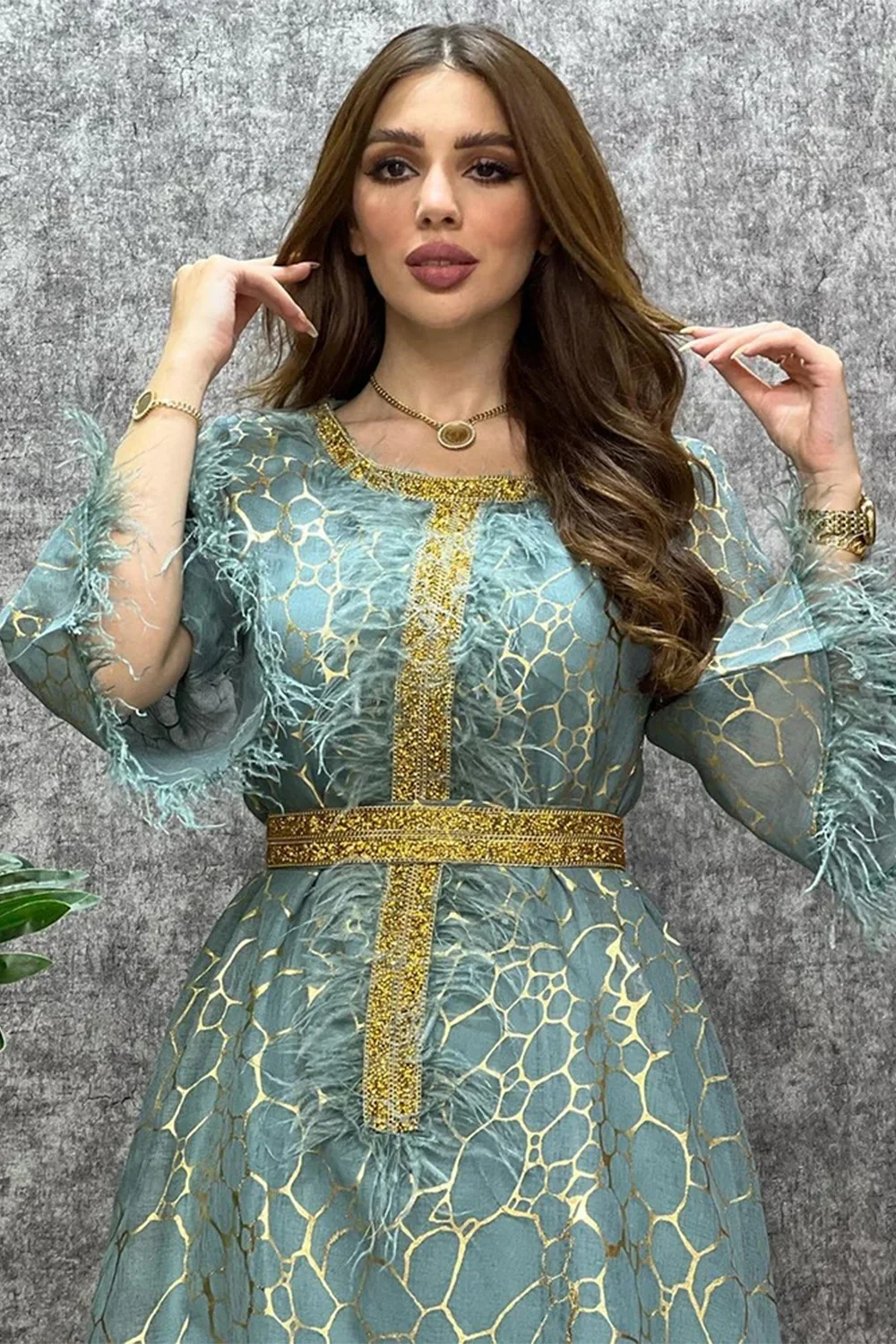 جلابية طبقتين مطبعة بأكمام حيرانة بحزام خصر ذهبي