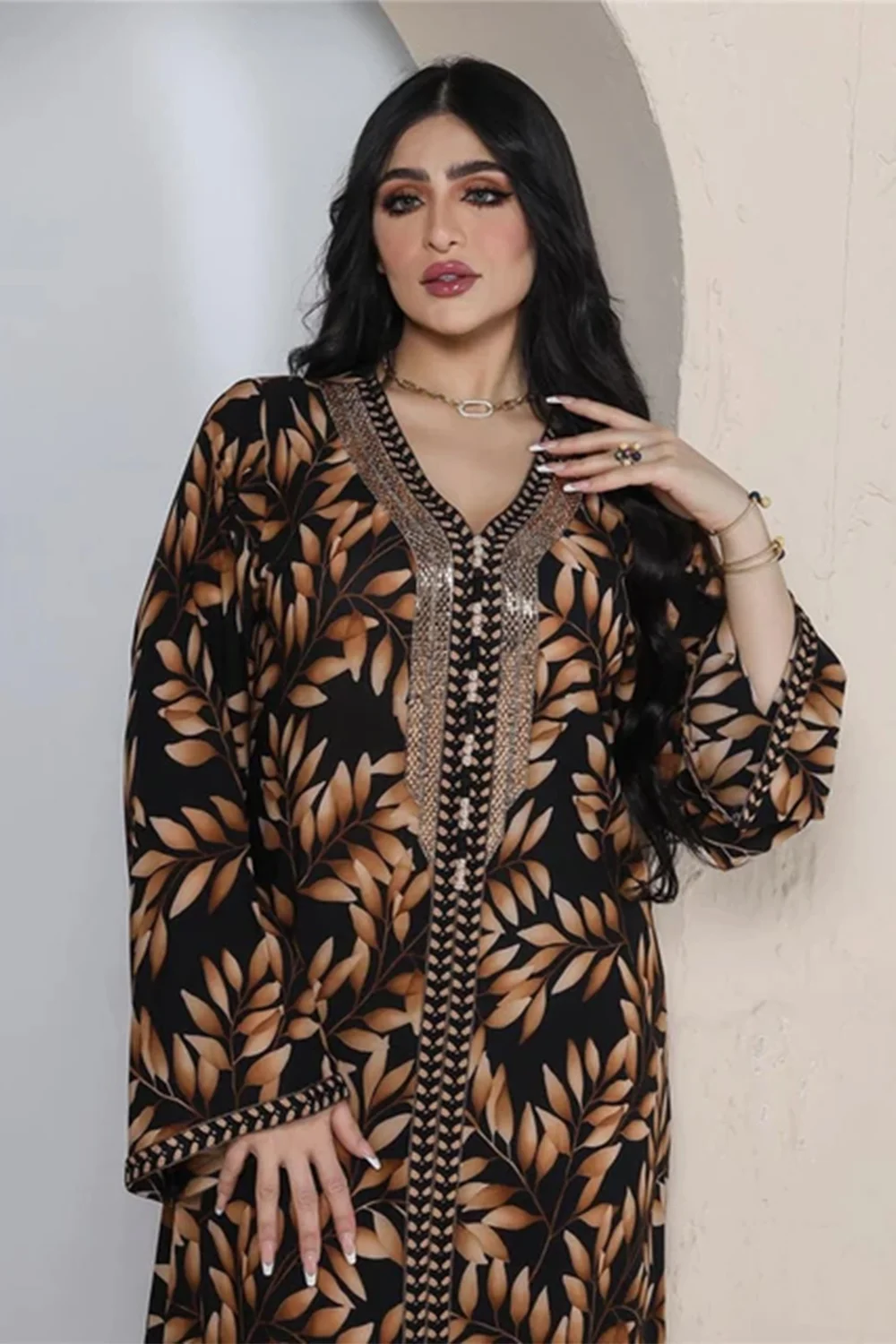 جلابية مشجرة بأكمام طويلة مع خط رقبة مرصع بأحجار الراين