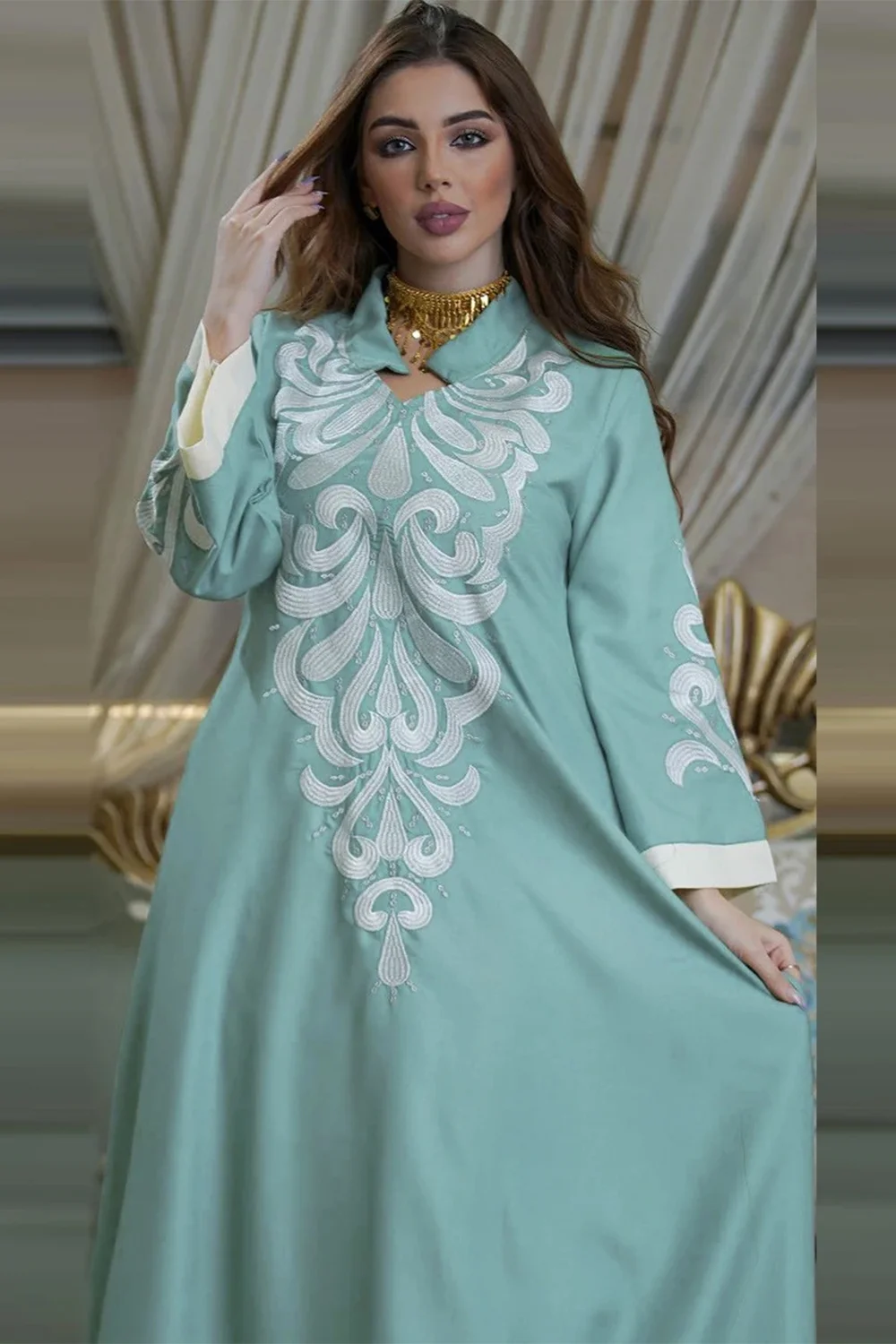 جلابية منقوشة من الامام بأكمام طويلة