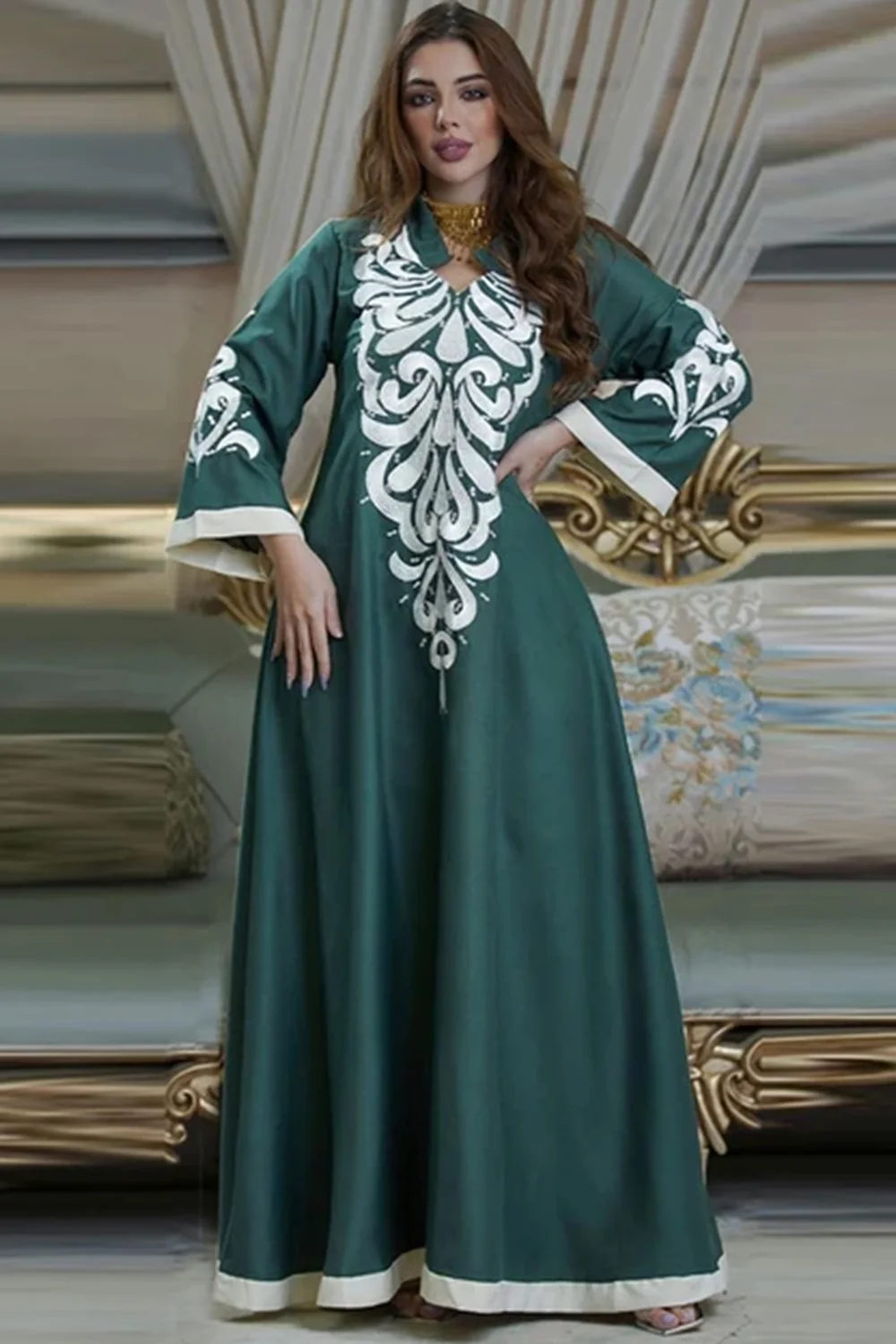 جلابية منقوشة من الامام بأكمام طويلة