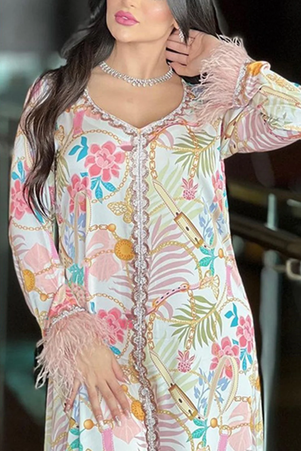 جلابية بأكمام طويلة بريش من الاطراف