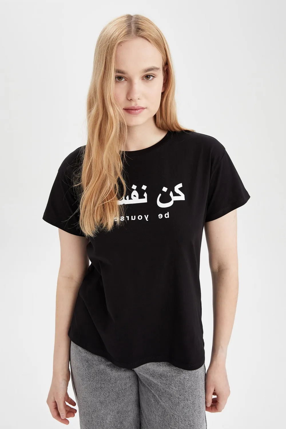 تيشيرت بكتابة مطبوعة كن نفسك