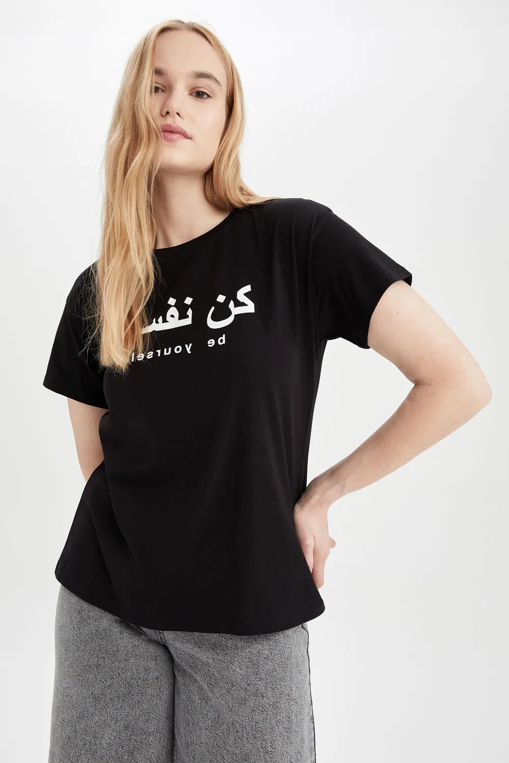 تيشيرت بكتابة مطبوعة كن نفسك