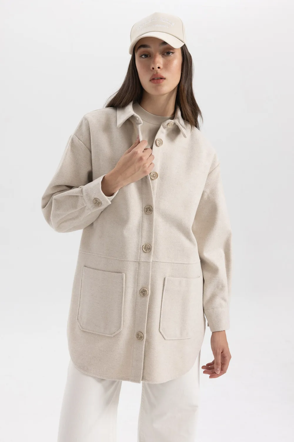 سترة مريحة بياقة قميص وجيوب سفلية