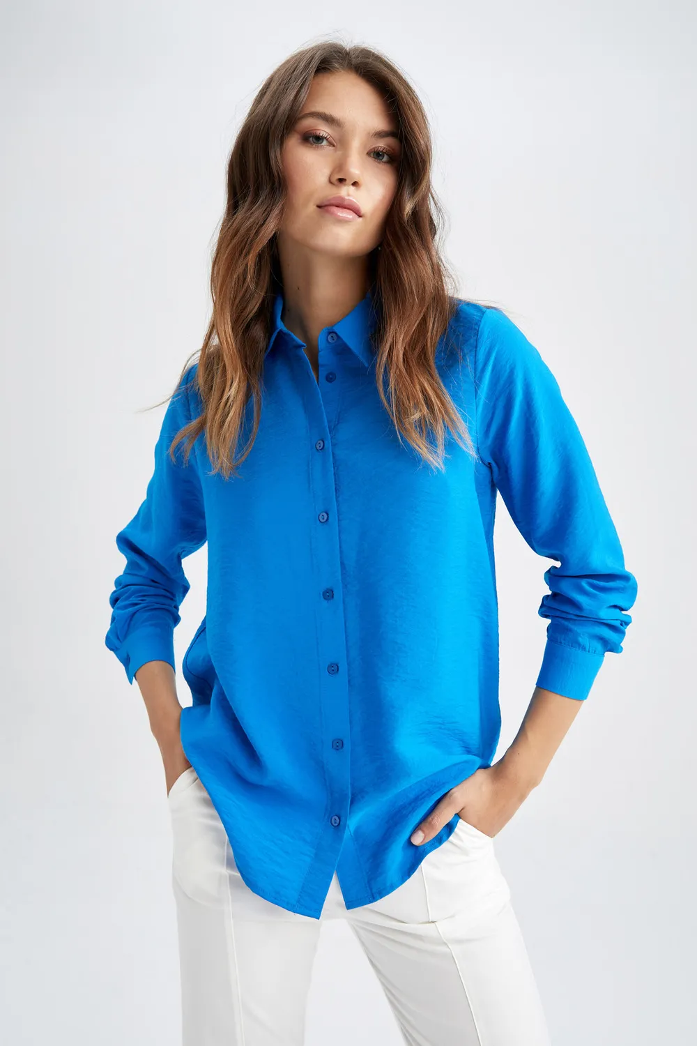 قميص بأزرار وأكمام طويلة