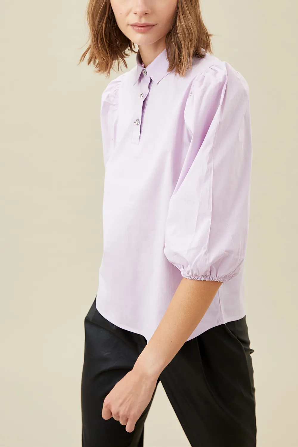 بلوزة قطن ليلكي بأكمام منفوشة وياقة قميص