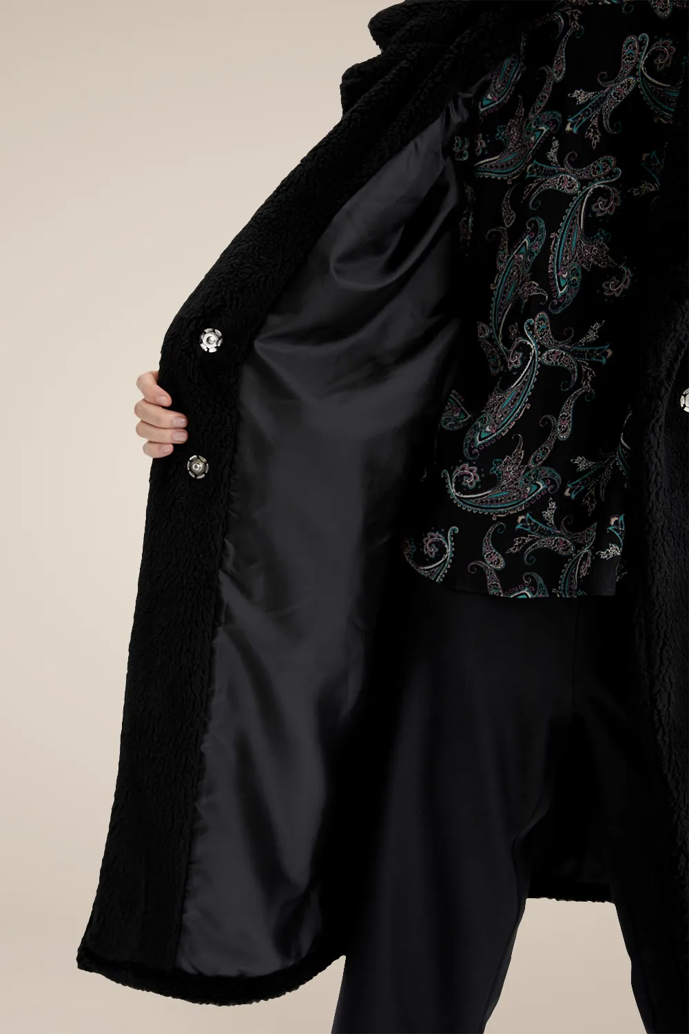 معطف بوليستر أسود رقبة عالية