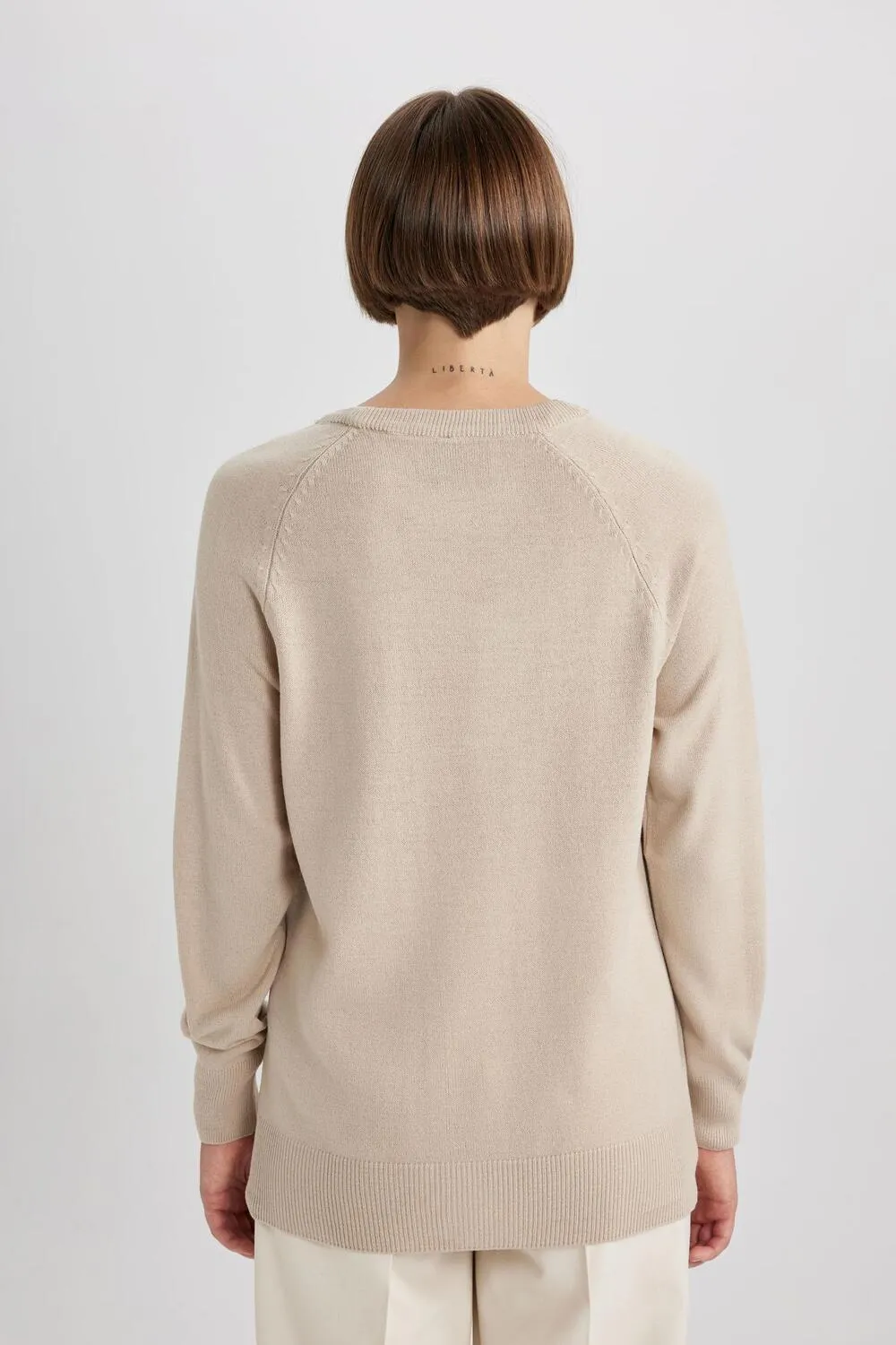 بلوفر بياقة مستديرة بأكمام طويلة