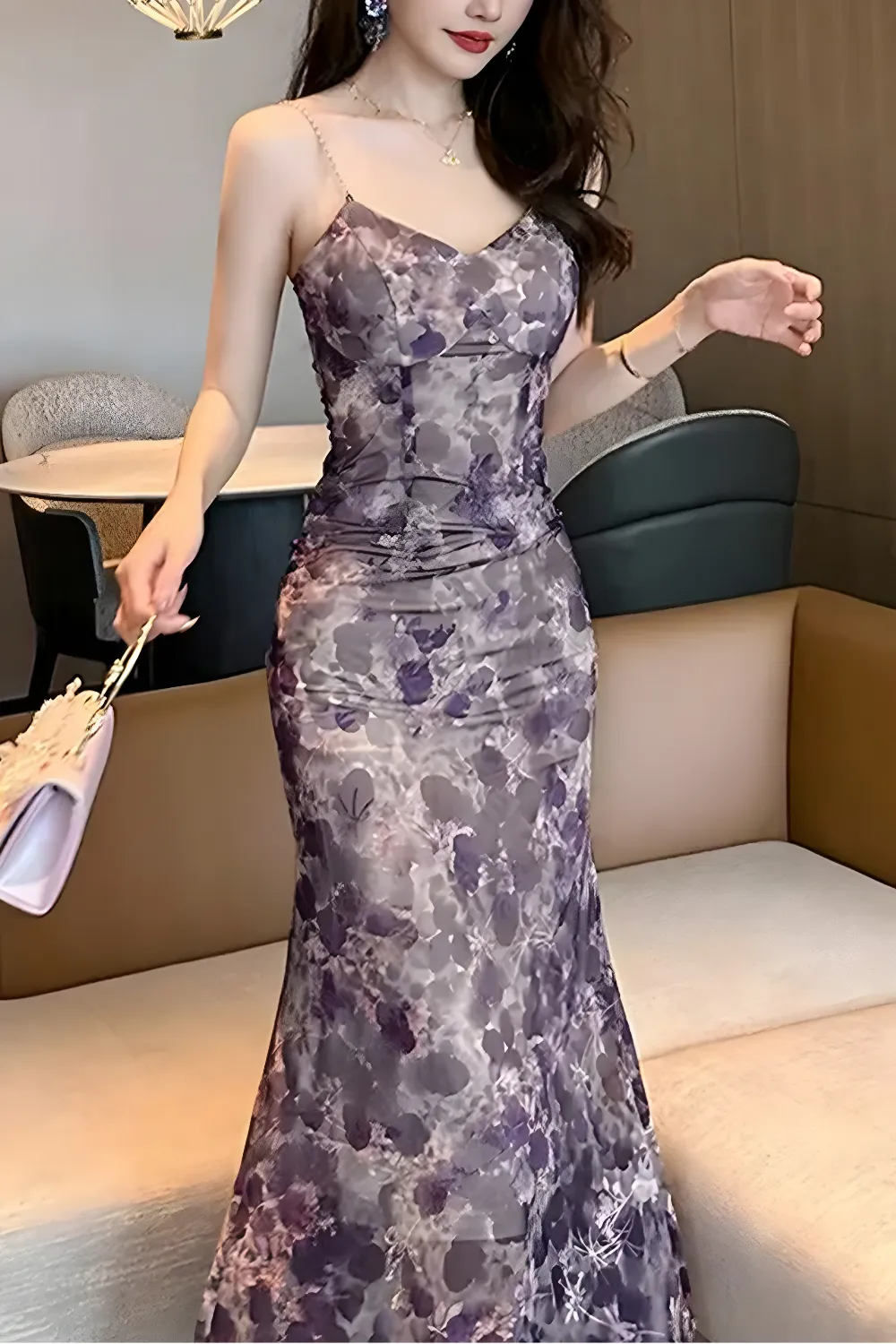 فستان سهرة ميدي منقوش بدون أكمام