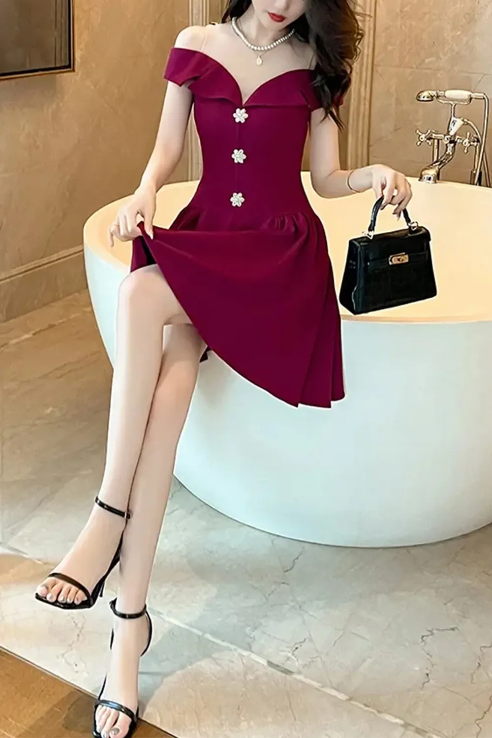 فستان سهرة قصير مزين بأزرار
